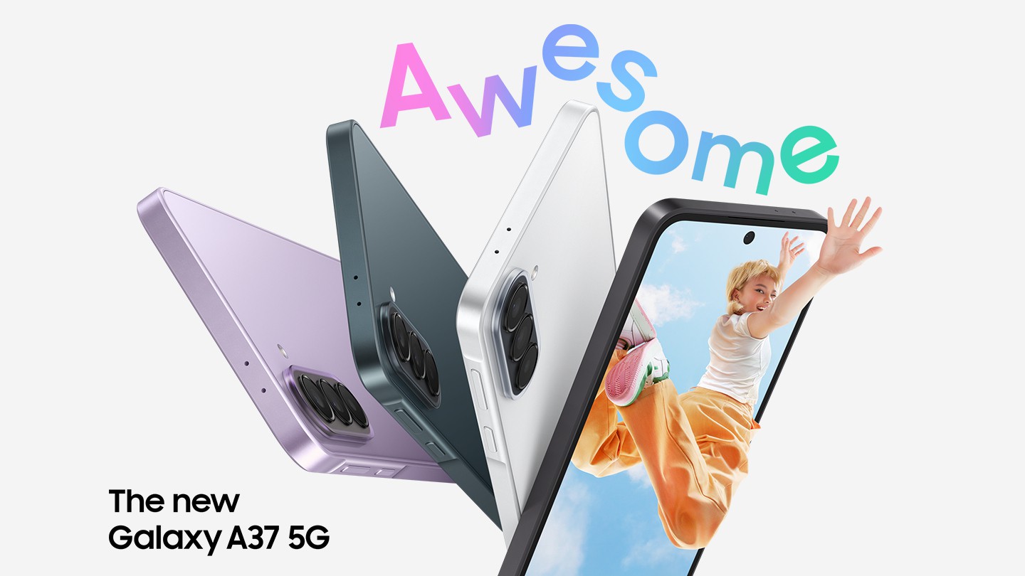 Zu sehen sind ein Galaxy A37 5G in Awesome Lavender, ein Galaxy A37 5G Awesome Graygreen und ein Galaxy A37 5G in Awesome White von hinten und im Seitenprofil. Dabei werden das schlanke Design und das dreifache Kamerasystem auf der Rückseite unterstrichen. Ein Galaxy A37 5G in Awesome Charcoal ist leicht nach rechts ausgerichtet, mit einem farbenfrohen Bild auf seinem Display. Eine junge Frau springt in die Luft. Ihre Hand ragt aus dem Display heraus. Awesome. Top-Leistung. Top-Preis. Deutschlands Nr. 1 Serie in ihrer Klasse.